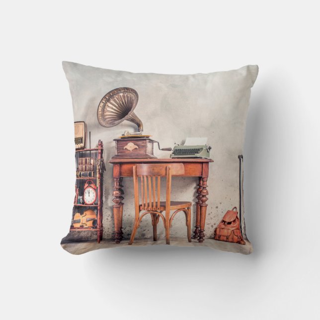 Cojín Decorativo Silla antigua, máquina de escribir antigua, radio  (Anverso)