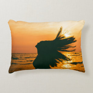 Cojín Decorativo Silueta chica, puesta de sol en el mar, libertad.