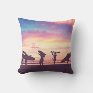 Cojín Decorativo Silueta de los surfistas llevando su surf