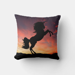 Cojín Decorativo Silueta de unicornio en puesta de sol ardiente