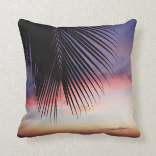 Cojín Decorativo Silueta tropical de la palmera de la playa púrpur