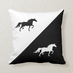 Cojín Decorativo Siluetas de Caballo Elegantes en Blanco y Negro