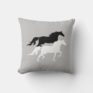 Cojín Decorativo Siluetas de caballos en blanco y negro sobre gris 