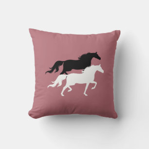 Cojín Decorativo Siluetas de caballos en blanco y negro sobre rosa 