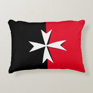 Cojín Decorativo Símbolo de la bandera de la Cruz y Malta en blanco