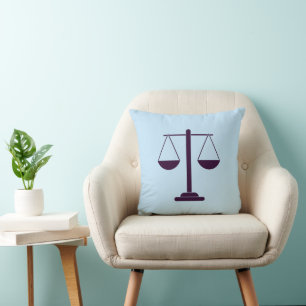 Cojín Decorativo Símbolo de Servicios Legales de la Balanza de la J
