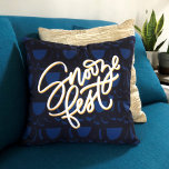 Cojín Decorativo Snooze Fest<br><div class="desc">¡Qué fiesta de la niebla! Este divertido diseño presenta un patrón de fondo de párpados en azul oscuro con la frase "festival de sorbos". Cartas a mano e ilustraciones.</div>