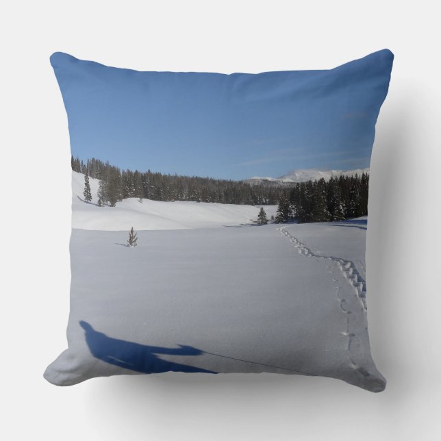 Cojín Decorativo Snowshoeing en el Parque Nacional Yellowstone (Anverso)