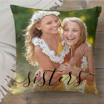 Cojín Decorativo Sobreposición de guión de hermanas 2 foto personal<br><div class="desc">almohada fotográfica de las hermanas, personalizada con sus nombres. La plantilla de fotos está configurada para que añadas tus propias imágenes - una de la parte delantera y otra de la parte posterior. La parte delantera tiene un elegante guión superpuesto que simplemente lee "hermanas" mientras que la parte trasera tiene...</div>