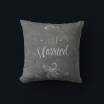 Cojín Decorativo Solo anillo y campanas del Boda de Chalkboard casa<br><div class="desc">almohada temática "Just Married" para recién casados.</div>