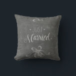 Cojín Decorativo Solo anillo y campanas del Boda de Chalkboard casa<br><div class="desc">almohada temática "Just Married" para recién casados.</div>