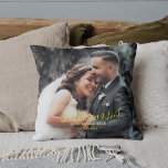 Cojín Decorativo Solo casados celebran el amor con lo personalizado<br><div class="desc">Iluminar tu historia de amor con nuestra encantadora vela de pilar "Just Married". Perfecto para añadir un ambiente romántico a la celebración de su boda o a su casa, esta hermosa vela presenta la sincera frase "Acabo de casar" junto con su fecha especial de boda. Enciende para conmemorar tu amor...</div>