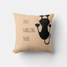 Cojín Decorativo Sólo colgando ahí personalizado negro texto divert