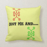 Cojín Decorativo Sólo yo<br><div class="desc">Acentúe su hogar con almohadas personalizados estadounidenses MoJo de Zazzle. Estas almohadas mullidas están hechas de algodón 100% grado A y tienen una decoración muy agradable...  Diseñado Por JoAnn Ingram</div>