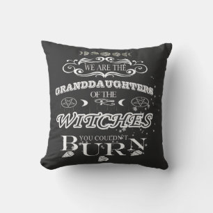 Cojín Decorativo somos los abuelos de la camiseta de las brujas