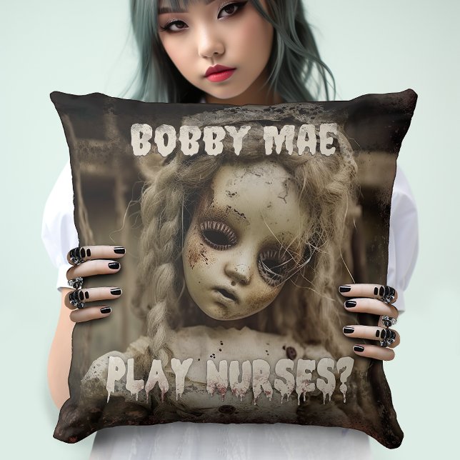 Cojín Decorativo Sonrisa de enfermera atormentada y escalofriante - (Want to play nurses with your creepy little pillow friend? She's so cute, you know you want to !)