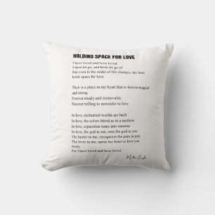 Cojín Decorativo Sosteniendo el Espacio para el poema de amor