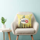 Cojín Decorativo Soy su señora Red Lips Vintage Peacock Chandelier<br><div class="desc">Soy su Sra. Lips Rojas Lemon Zest Amarillo Vintage Floral Damask Pattern Peacock @nd Aniversario Algodón Pillow. El segundo aniversario es el Aniversario del Algodón que simboliza el Crecimiento Natural de toda la adaptabilidad, versatilidad y pureza (cuando se nutre igual que las plantas) tiene lugar en esos románticos dos años...</div>