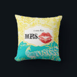 Cojín Decorativo Soy su Sra. Red Lips Vintage Floral Peacock<br><div class="desc">Soy su patrón de Damasco Floral de Peacock Floral de Lips Rojas Lemon Zest Yellow y Turquoise Aqua y Red Vintage Asian Inspired Peacock Puede Personalizar este Pillow para decir lo que quiera o usar la Sra. existente para la novia/esposa o Comprar dos por cada Sr. y señora Newlyweds. El...</div>