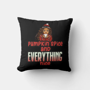 Cojín Decorativo Spice de calabaza y todo lo bueno Chica negro Magi
