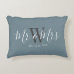 Cojín Decorativo Sr. Newlyweds Dusty Blue Script Monograma<br><div class="desc">Sorprende a una pareja con este Sr. y la Sra. Newlyweds Dusty Blue Script Monograma Accent Pillow. Es moderno y está diseñado a ambos lados con un fondo azul. El centro tiene una gran letra en forma de monograma gris oscuro y el texto es "mr y mrs" en forma de...</div>