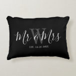 Cojín Decorativo Sr. Newlyweds Monograma de escritura blanca negra<br><div class="desc">Sorprende a una pareja con este Sr. y la Sra. Newlyweds Black White Script Monograma Pillow. Es moderno y está diseñado a ambos lados con un fondo negro. El centro tiene una gran letra en forma de monograma gris oscuro y el texto es "mr y mrs" en forma de escritura...</div>