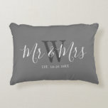 Cojín Decorativo Sr. Newlyweds Monograma Gray White Script<br><div class="desc">Sorprenda a una pareja con este Sr. y la Sra. Newlyweds Gray White Script Monograma Accent Pillow. Es moderno y está diseñado en ambos lados con un fondo gris. El centro tiene una gran letra en forma de monograma gris oscuro y el texto es "mr y mrs" en forma de...</div>