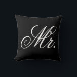 Cojín Decorativo Sr. recién casados groomtipografía blanco y negro<br><div class="desc">almohada decorativa en blanco y negro de tipografía de novio recién casados</div>