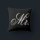 Cojín Decorativo Sr. recién casados groomtipografía blanco y negro<br><div class="desc">almohada decorativa en blanco y negro de tipografía de novio recién casados</div>