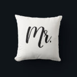 Cojín Decorativo Sr. Script Bedroom Boda Pillow<br><div class="desc">Nuestra almohada de escritura "Mr." es el regalo perfecto para las recién casadas.</div>