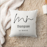 Cojín Decorativo Sr Script Groom Para Ser El Nombre Keepsake<br><div class="desc">El Sr. Script Groom Se Llama Keepsake. Perfecto para la caja de regalo de la novia antes del día de la boda para su futuro marido. Personaliza fácilmente el nombre y la fecha del boda. El mismo diseño está en ambos lados.</div>