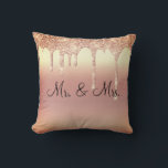 Cojín Decorativo Sr. y la Sra. Purpurina Boda Keepsake Elegant<br><div class="desc">Hermoso purpurina satinado "Sr. Y la almohada de la Sra. "te amo". Cómo sería el bonito en una cama o en un salón de remate en un dormitorio. Un lado es para el nuevo Sr. y la Sra. El otro lado tiene la tipografía "I Love You".</div>