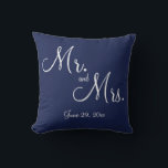 Cojín Decorativo Sr. y Sra. Blue Nautical Boda Pillows<br><div class="desc">almohadas de boda náutico azul con texto cambiable</div>