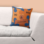 Cojín Decorativo Sr. y Sra. Boda Date Naranja y Blue Jigsaw Pieces<br><div class="desc">El naranja de citas Mr y Mrs. boda y piezas de jigsaw azules arrojan almohada forman parte de la colección - Blue and Naranja Wall & Home Decor -. El patrón de superficie permite la personalización de texto y color. Reemplace el texto y siga el vínculo - Editar con la...</div>