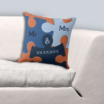 Cojín Decorativo Sr. y Sra. Boda Fecha Piezas de rompecabezas Azul<br><div class="desc">El Sr y la Sra. boda cita piezas de rompecabezas azules y naranjas lanzar almohada es parte de la colección - Azul y Naranja de decoración de pared y hogar -. El patrón de superficie permite la personalización de texto y color. Reemplace el texto y siga el vínculo - Editar...</div>