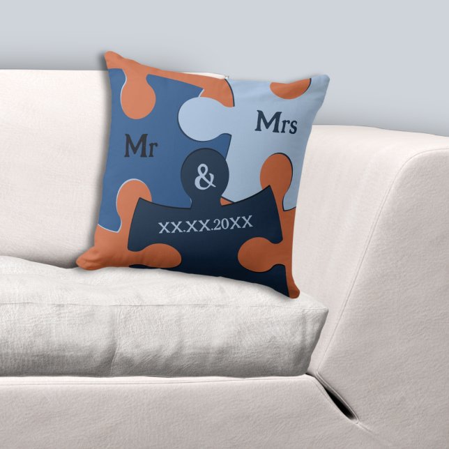 Cojín Decorativo Sr. y Sra. Boda Fecha Piezas de rompecabezas Azul  (Mr & Mrs Wedding Date Blue & Orange Puzzle Pieces Throw Pillow)