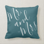 Cojín Decorativo Sr. y Sra. Calligraphy Peacock Blue (Verde azulado<br><div class="desc">Esta bonita almohada es perfecta para tus matrimonios favoritos, desde recién casados a parejas que celebran muchas décadas felices! La frase "Sr. y Sra." es de elegante caligrafía moderna a mano, en blanco sobre un fondo azul pavo real (agua verde azulada oscura o profunda). El diseño está a ambos lados...</div>