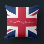Cojín Decorativo Sr. y Sra. Custom Name Red White Blue Bandera del<br><div class="desc">Sr. y Sra. Custom Name Union Jack British Flag. Ideal para una decoración patriótica,  boda,  aniversario,  cumpleaños y expatriados. Hermoso rojo inglés,  blanco y azul. La bandera de la histórica Unión de Jacob.</div>