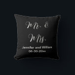 Cojín Decorativo Sr. y Sra. Elegant Script Boda de Nombres Blancos<br><div class="desc">Una almohada negra dice "Sr. y la señora" en letras blancas en ambos lados. La parte frontal de la almohada se puede personalizar con el texto deseado. Podría personalizar esta almohada para incluir los nombres del marido y la mujer y/o la fecha de su boda como regalo de boda.</div>