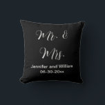 Cojín Decorativo Sr. y Sra. Elegant Script Boda de Nombres Blancos<br><div class="desc">Una almohada negra dice "Sr. y la señora" en letras blancas en ambos lados. La parte frontal de la almohada se puede personalizar con el texto deseado. Podría personalizar esta almohada para incluir los nombres del marido y la mujer y/o la fecha de su boda como regalo de boda.</div>