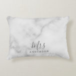 Cojín Decorativo Sr. y Sra. | Elegante escritura moderna de mármol<br><div class="desc">"Mr. and Mrs." Elegante Marble Blanco Guión moderno Regalo de pareja personalizado Perfecto como regalos de boda para recién casados,  regalos de aniversario boda,  regalos El día de San Valentín y regalo para cualquier ocasión.</div>