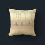 Cojín Decorativo Sr. y Sra. Gold Purpurina Boda Keepsake Elegant<br><div class="desc">Hermoso purpurina de satín dorado "Sr. Y la almohada de la Sra. "te amo". Cómo sería el bonito en una cama o en un salón de remate en un dormitorio. Un lado es para el nuevo Sr. y la Sra. El otro lado tiene la tipografía "I Love You".</div>
