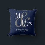 Cojín Decorativo Sr. y Sra. Navy Blue Elegant Regalo Boda moderno<br><div class="desc">El Sr. y la Sra. Gold Script Elegante Boda moderno Cojín decorativo de regalo. Perfecto regalo de mantenimiento para tus recién casados,  pareja y fiesta de bodas favoritas. Fácil de personalizar. ¡Descúbrelos!</div>