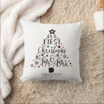 Cojín Decorativo Sr. y Sra. Newly Weds Árbol de Navidad<br><div class="desc">El diseño presenta un excepcional árbol de Navidad con corazones y copos de nieve, Sr. y Sra., en un clásico guión de caligrafía boda. Fácilmente personalizar con el nombre y la fecha de evento de su elección. Un regalo perfecto para la novia y el novio, los recién casados, la pareja...</div>