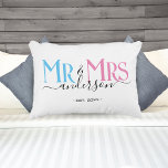 Cojín Decorativo Sr. y Sra. Newlywoed Pareja Boda Aniversario Blanc<br><div class="desc">Celebra tu santo matrimonio con esta linda almohada de Sr. y Sra. boda para parejas recién casadas. Personalizar añadiendo tu apellido / apellido y fecha de aniversario del boda. Fuente rosa, azul y negro elegante sobre almohada blanca. Ideal para una ducha nupcial o aniversario/regalo de boda para un esposo y...</div>