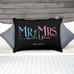 Cojín Decorativo Sr. y Sra. Newlywoed Pareja Boda Aniversario Negro<br><div class="desc">Celebra tu santo matrimonio con esta linda almohada de Sr. y Sra. boda para parejas recién casadas. Personalizar añadiendo tu apellido / apellido y fecha de aniversario del boda. Fuente elegante rosa, azul y blanco sobre almohada negra. Ideal para una ducha nupcial o aniversario/regalo de boda para un esposo y...</div>