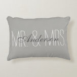 Cojín Decorativo Sr. y Sra. Pillow<br><div class="desc">Personalizado Sr. y Sra. almohada de apellido</div>