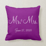 Cojín Decorativo Sr. y Sra. Purple Monogrammed Boda Pillows<br><div class="desc">almohadas bodas monogramadas con texto de personalizable</div>