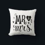 Cojín Decorativo Sr. y Sra. - Regalo Romántico para Recordar<br><div class="desc">Celebra el amor y la unión con esta elegante almohada de acento Sr. & Sra. - perfecta para recién casados, aniversarios o decoración romántica del hogar. Con un diseño en blanco y negro, esta pieza añade un toque moderno y sentimental a cualquier espacio de la sala o dormitorio. Un regalo...</div>