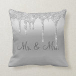 Cojín Decorativo Sr. y Sra. Silver Purpurina Boda Keepsake Elegant<br><div class="desc">Hermoso purpurina plateado de satín "Sr. Y la almohada de la Sra. "te amo". Cómo sería el bonito en una cama o en un salón de remate en un dormitorio. Un lado es para el nuevo Sr. y la Sra. El otro lado tiene la tipografía "I Love You".</div>